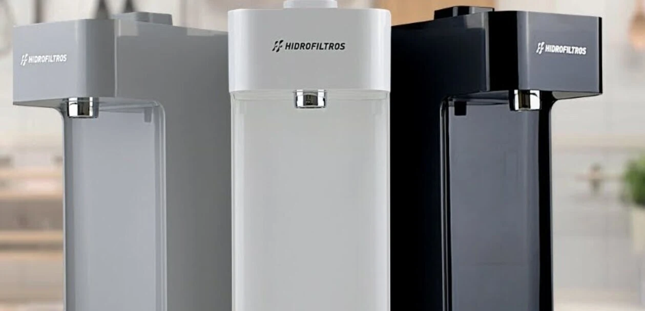 Modelos cinza, branco e preto de purificadores de água da Hidrofiltros, linha Facile.